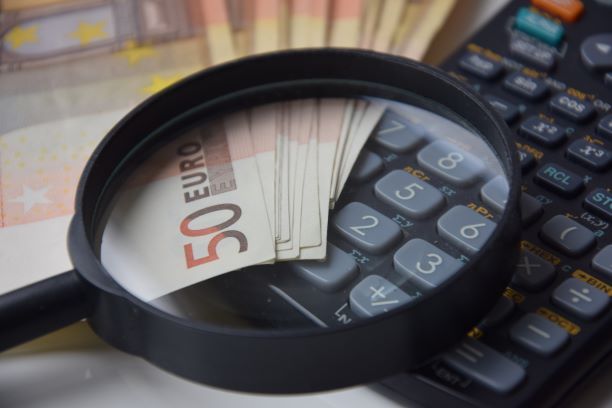 BANCOS Y CASINOS DE JUEGO CONCENTRARON EL 69% DE LAS MULTAS UAF EN 2020
